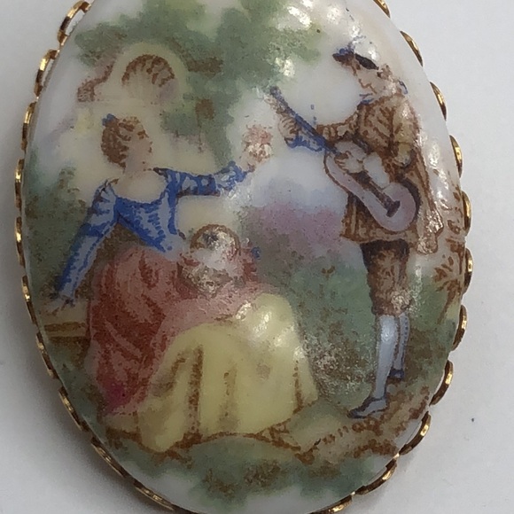 Vintage Victorian Brooch Oval Romantic Porcelain Cabochon Gold tone frame - Picture 4 of 4